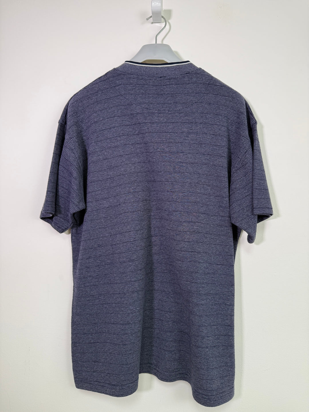 Nike Banded V-Neck 90s T-Shirt