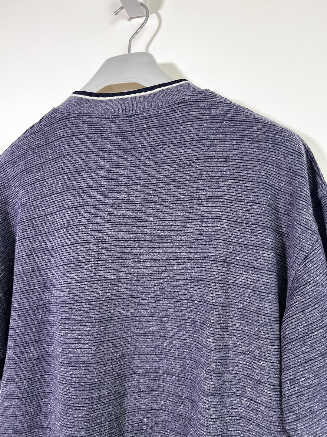 Nike Banded V-Neck 90s T-Shirt