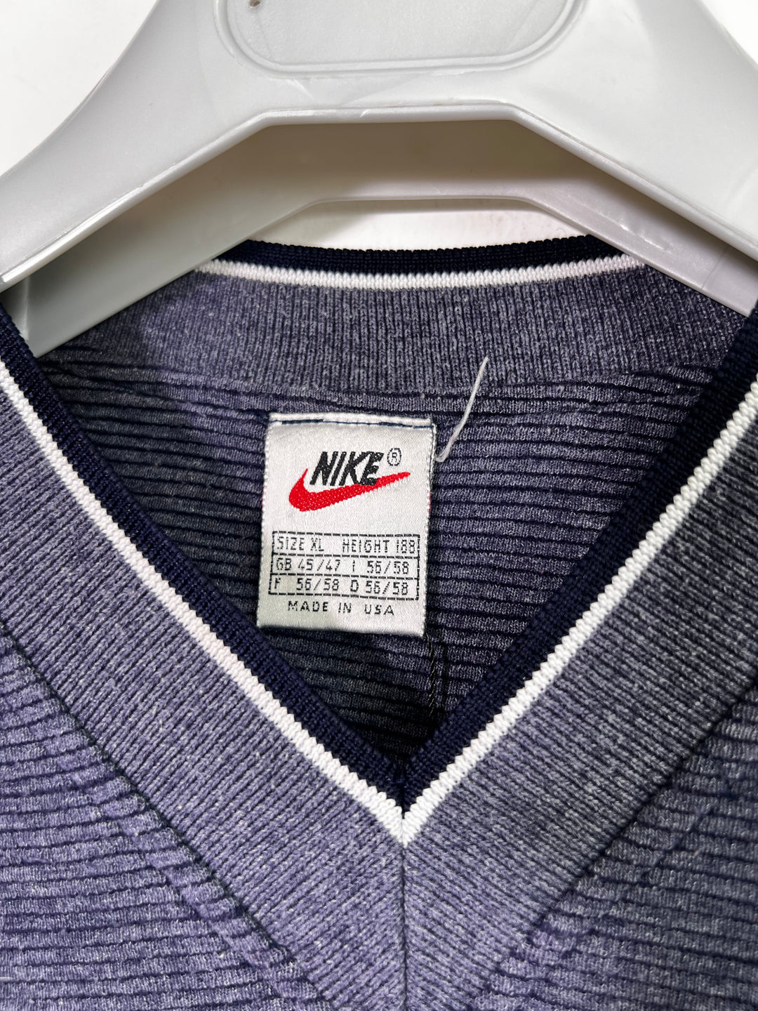 Nike Banded V-Neck 90s T-Shirt